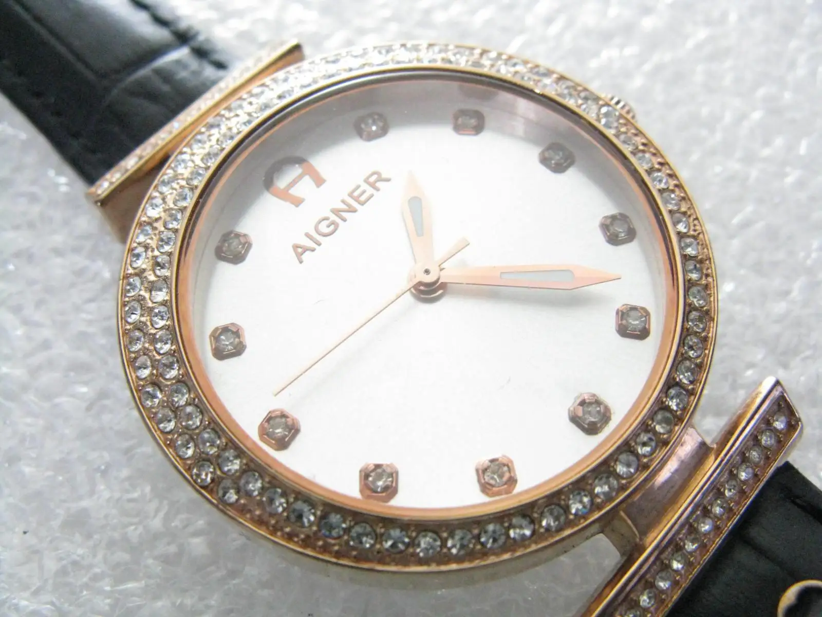 Big  A（Circle diamond） Shell dial second-hand quartz aigner women's watch