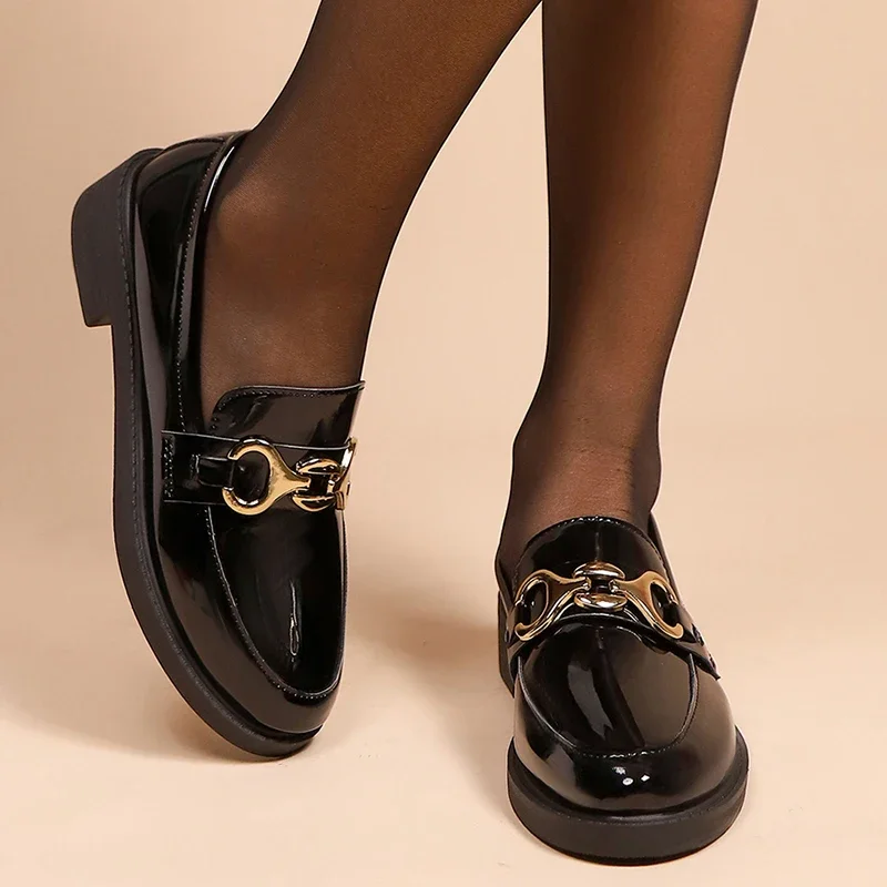 Vinage, mocasines con decoración de Metal negro para Mujer, zapatos de tacón con punta estrecha y parte inferior gruesa, zapatos de charol antideslizantes para oficina para Mujer