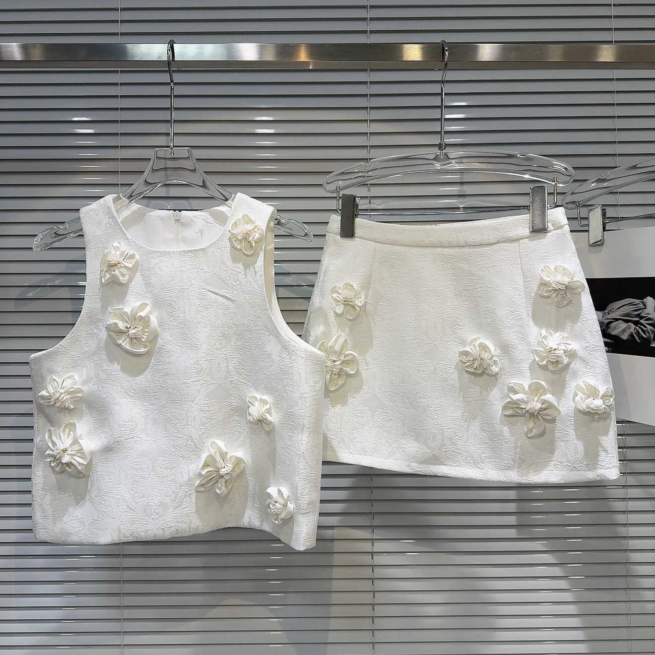 Faionable été 2025 broderie florale Satin gilet et jupe ensemble femmes ort Sve rond Ne deux pièces costume français Sle