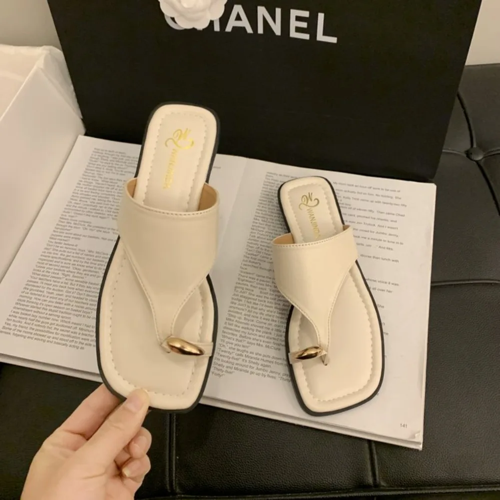 Damen Sommer Flip-Flops mit flacher Sohle, Zehenstegsandalen, eckige Zehenpartie, Kunstleder, weiche Sohle, rutschfeste Schuhe für Strandurlaub und Alltag – Detail 17