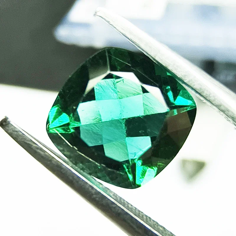 Lab Grown Zambian Emeralds Hydrothermal Square Cushion Cut Surface with Cracks Inclusions ภายในใบรับรอง AGL ที่เลือกได้