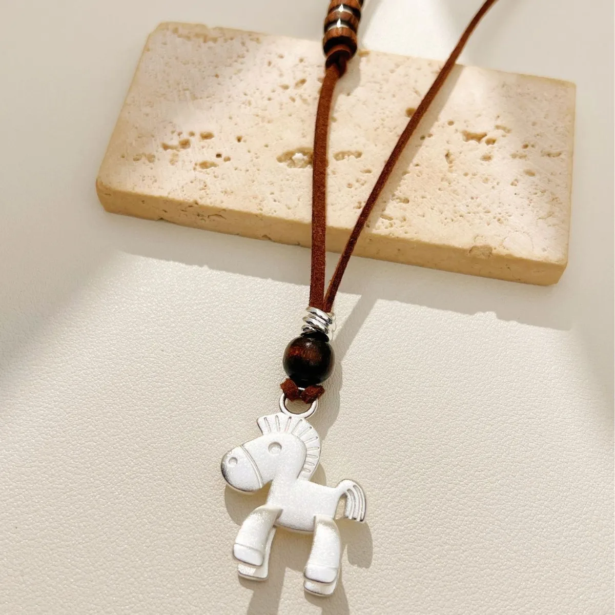 High-end pony pendant necklace, fashionable and versatile, light luxury drawstring necklace