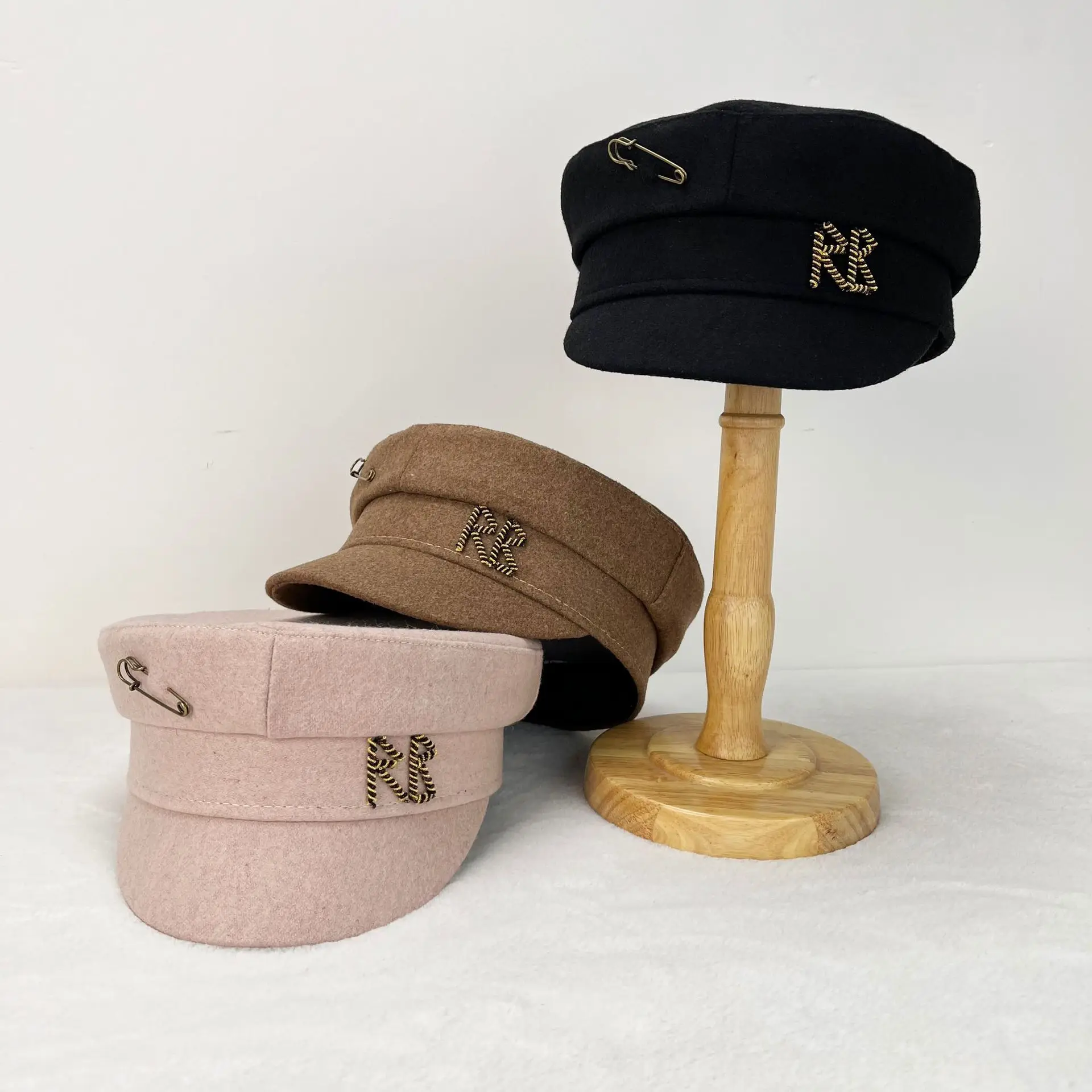 

2026 Новая осенне-зимняя шерстяная кепка газетчика с вышитыми буквами для женщин, уникальный плоский цилиндр с декором на булавке, темно-синий дизайн Gorras