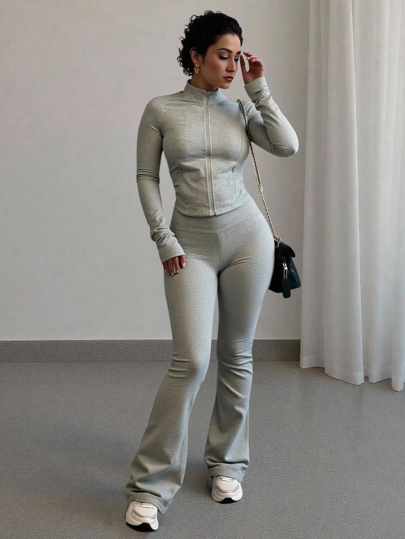 

Серый комплект из 2 предметов: топ с длинными рукавами на молнии и брюки-клеш для женщин