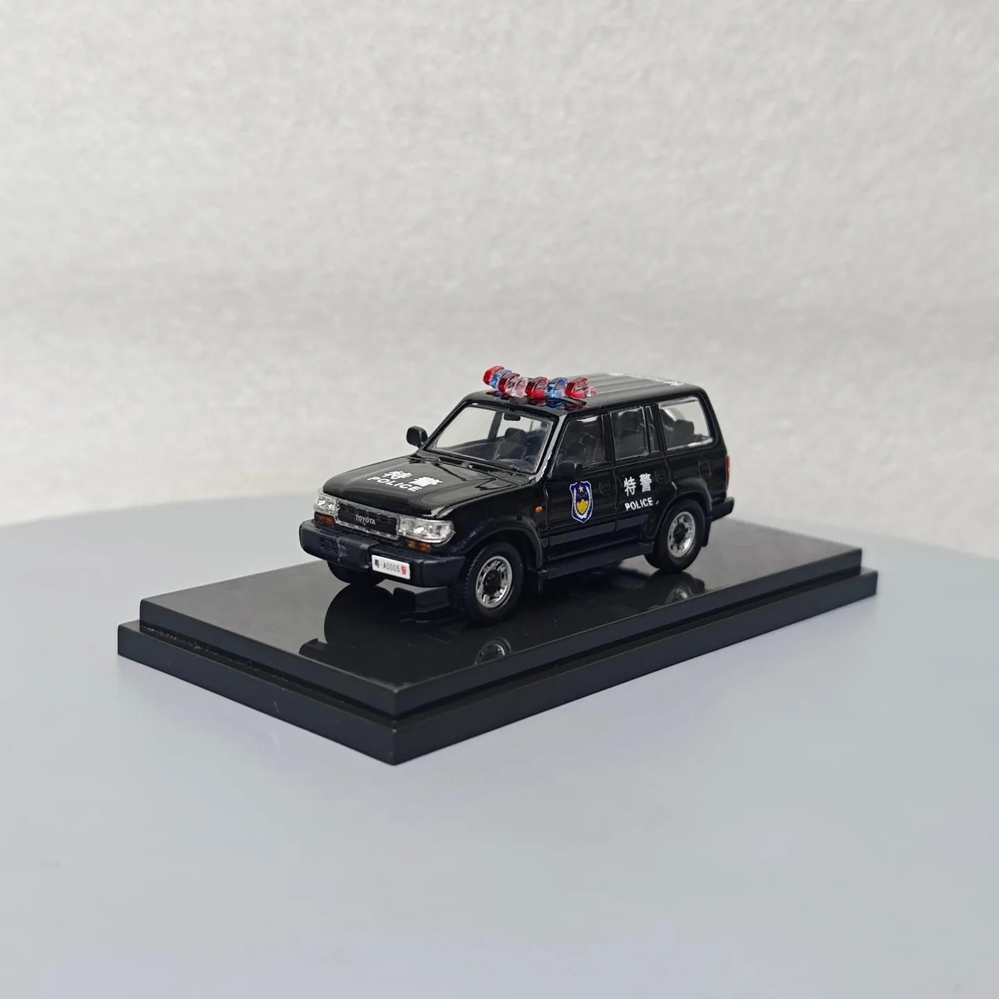 

GreenLight 1:64 Toyota Land Cruiser LC80 SWAT Edition Diecast Alloy Car Model Collectible Gift