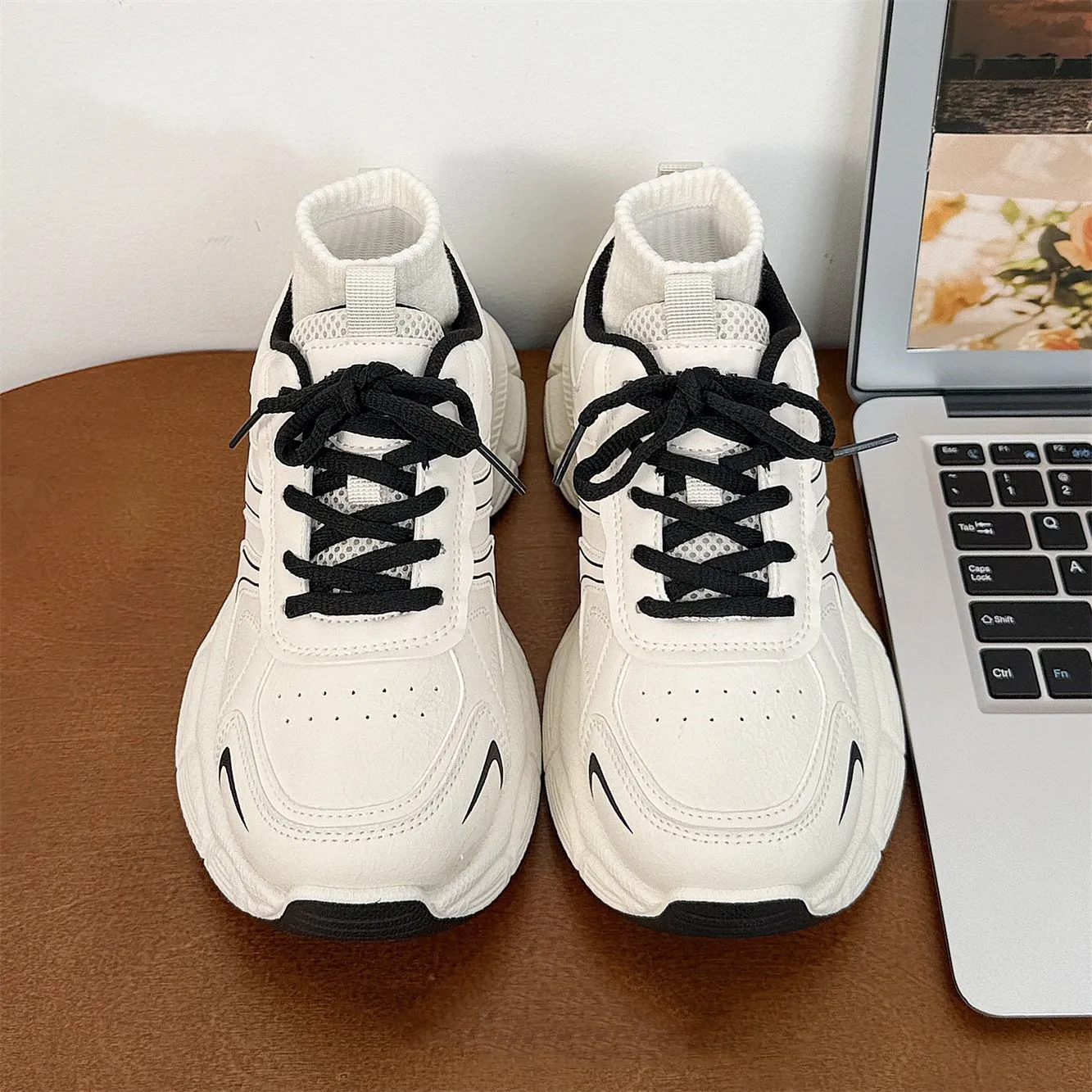 أحذية رياضية بيضاء للنساء مصممة أحذية مشي كاجوال فاخرة للنساء 2025 أحذية رياضية خفيفة الوزن أحذية نسائية