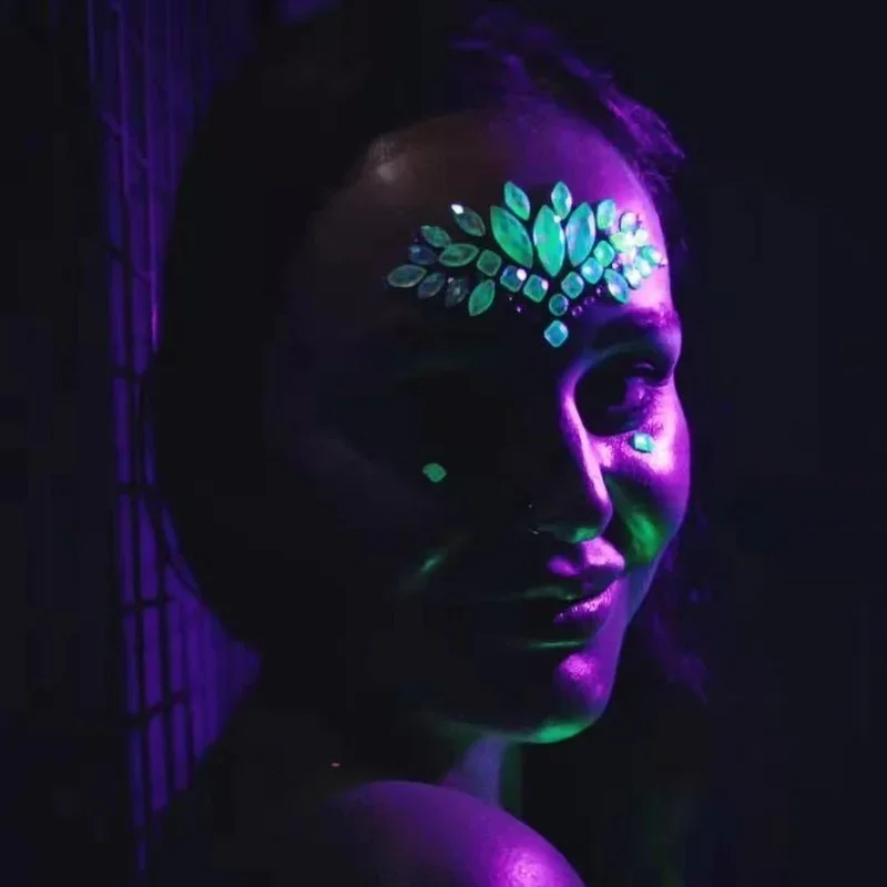 Adesivo per sopracciglia in cristallo luminoso EDM Adesivo per viso con diamante fantasma di Halloween Adesivi per viso luminoso con diamanti