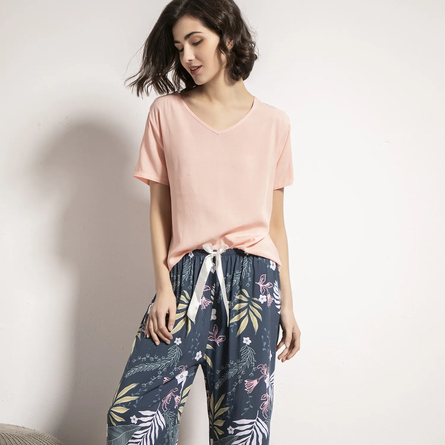 Sommer 2024 neue Damen V-Ausschnitt Pyjamas mit großem Blatt druck Anzug Damen Baumwolle Seide einfachen Stil Pyjamas lose weiche Homewear Frauen
