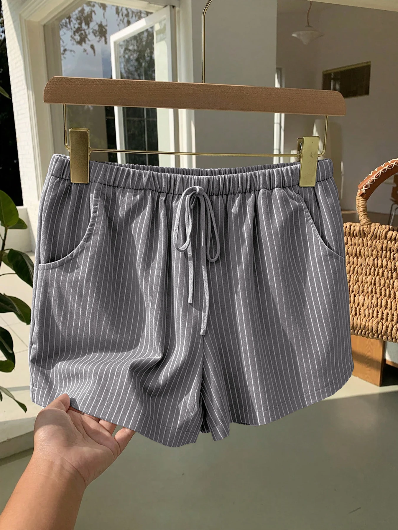 Damen-Shorts mit vertikalen Streifen, elastischem Bund, dekorativem Band und Taschen, lockere Sommer-Lounge-Shorts – Detail 5