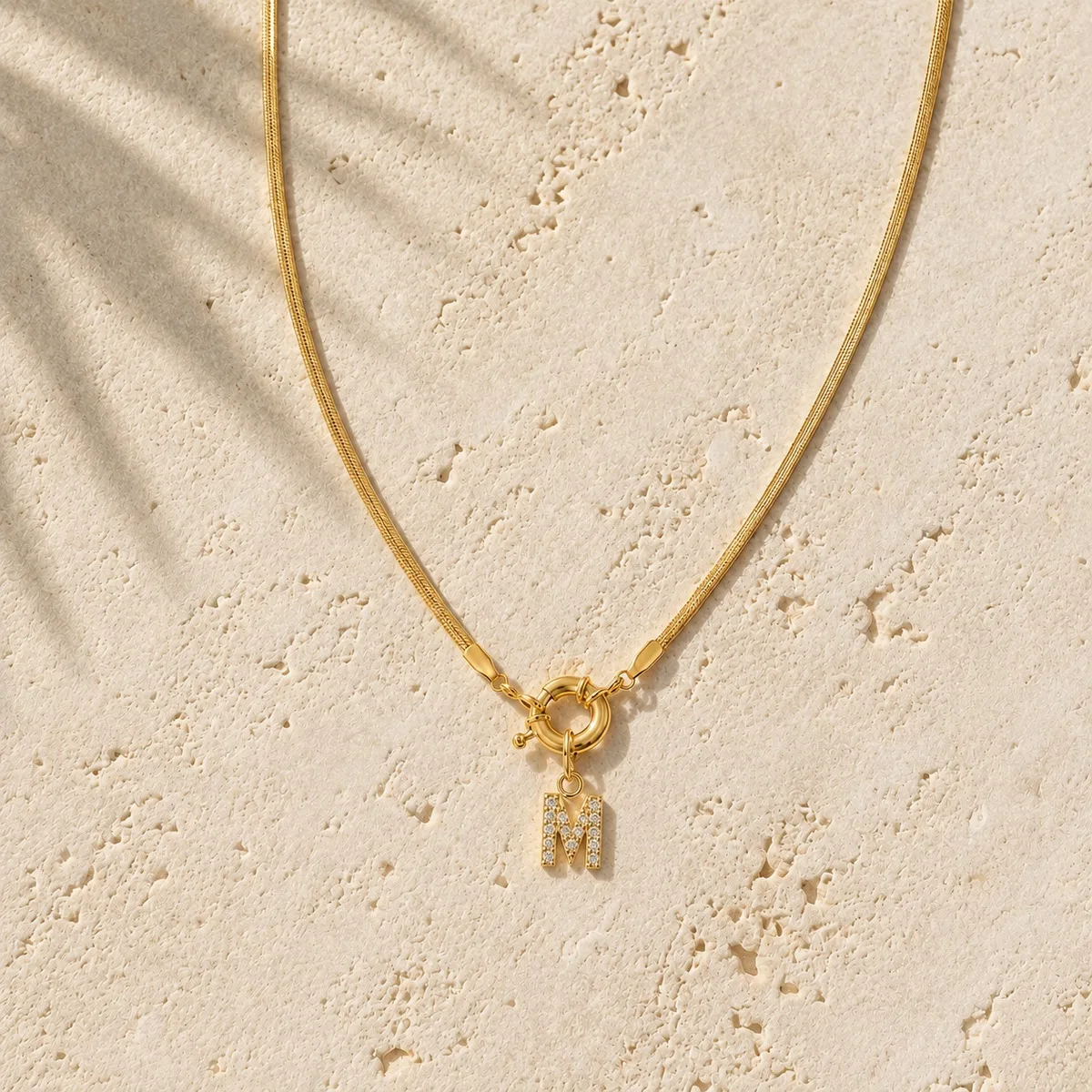 Initialen-Charm-Halskette mit Schlangenkette, vergoldet, für Damen und Herren, mit besetzten Zirkonia-Steinen als Anhänger. – Detail 3