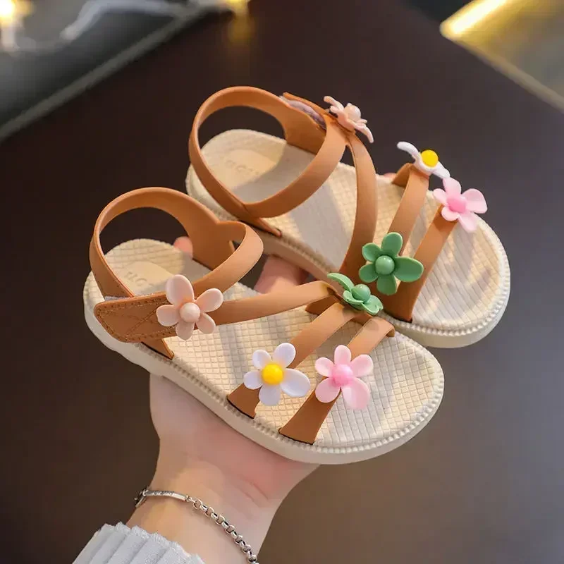 Sandalias de verano para niñas pequeñas, zapatos escolares informales suaves con flores simples, color rosa y verde, novedad de 2023