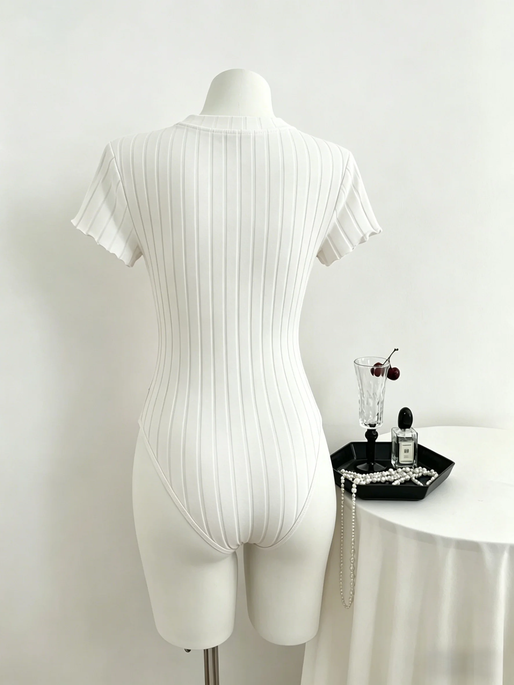 Damen gerippter V-Ausschnitt Kurzarm-Body mit Rüschenärmeln, schmal geschnittener, dehnbarer Strick-Jumpsuit, lässiger Mode-Top für Ausgehzwecke. – Detail 1