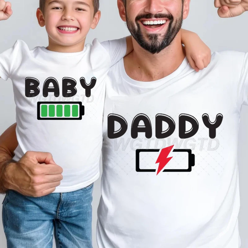 Daddy and Son Daughter T-shirts Funny Battery Daddy Baby Print T Shirt Family Clothes Kids Tops Fathers Day Gift Kids Clothes