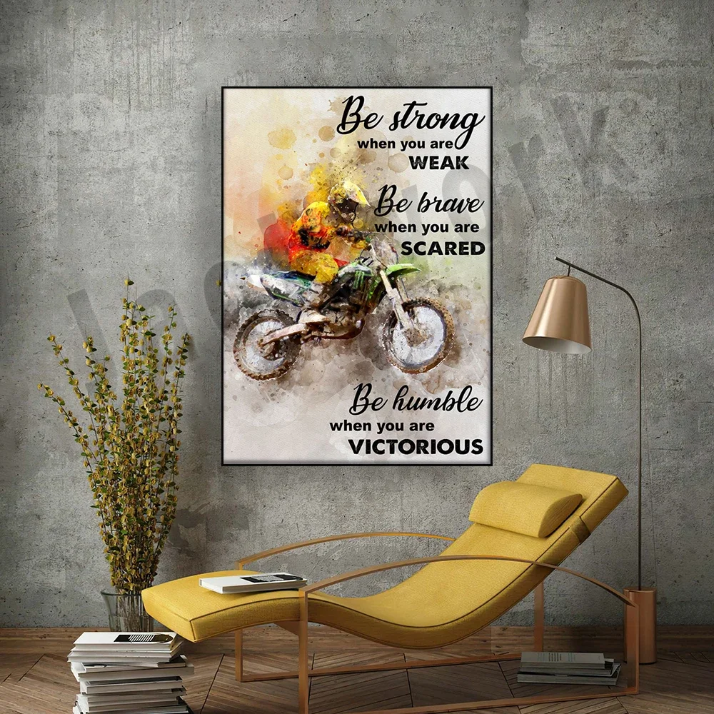 عشاق الدراجة الترابية موتوكروس تكون قوية عندما تكون ضعيفة وشجاعة عندما يخيف ملصقًا قديمًا لديكور المنزل