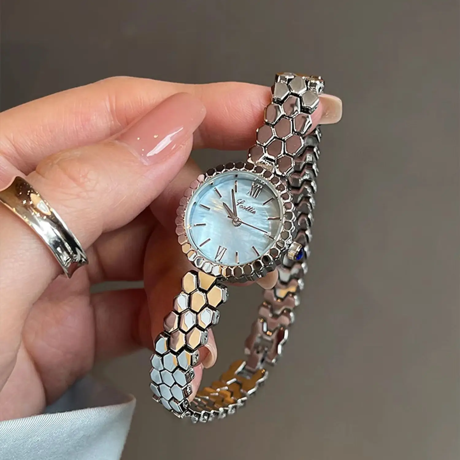 Women Watch Round Quartz Waterproof Fish Scale Stainless Steel Band Minimalist Elegant Fashion Ladies Dress Wristwatch Gift