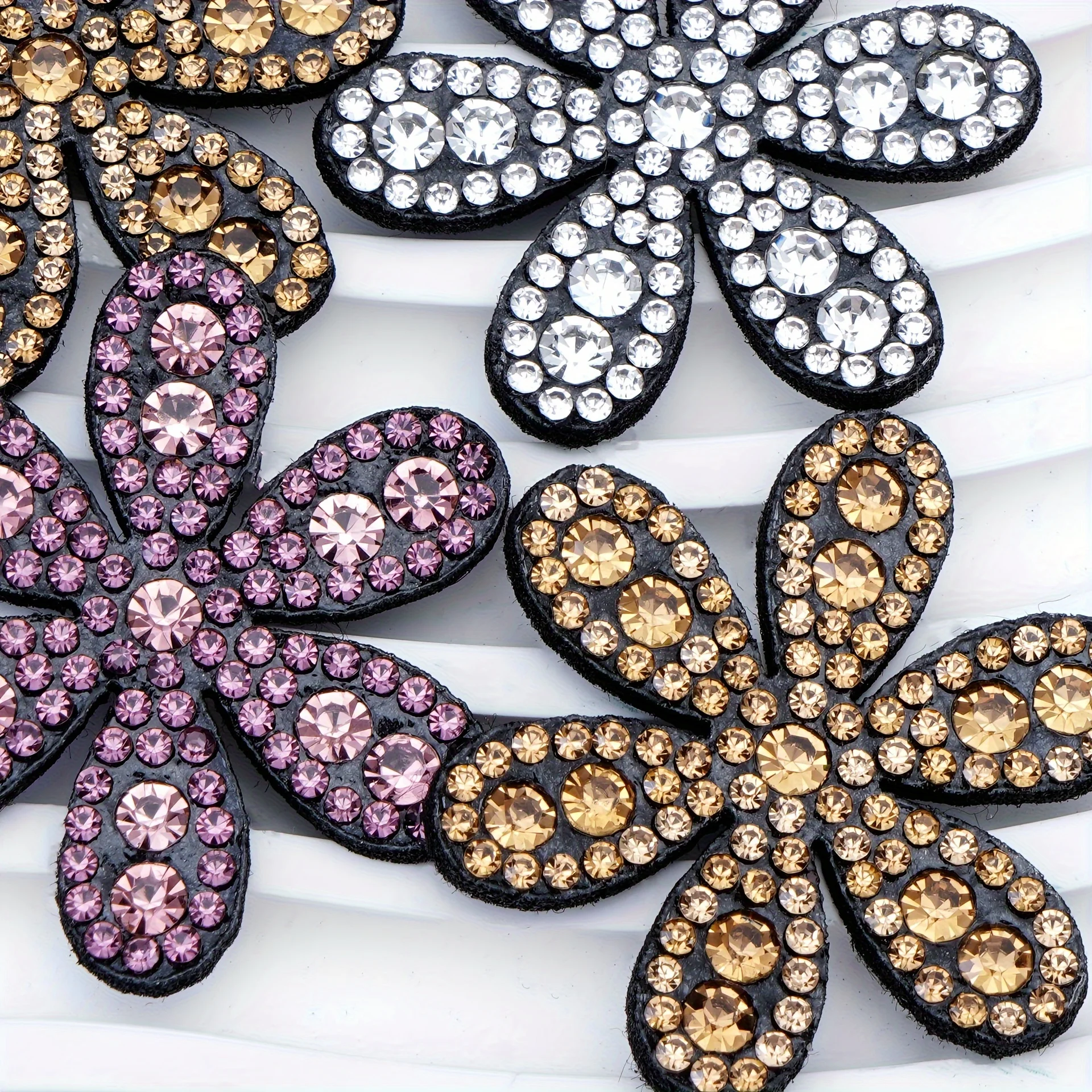 แผ่นปะ6ชิ้นลายดอกไม้กลีบดอกไม้6ชิ้นริบบิ้นดอกไม้สีสันสดใสสำหรับซ่อมเสื้อผ้ากางเกงยีนส์กระเป๋าหมวกและเครื่องประดับ DIY