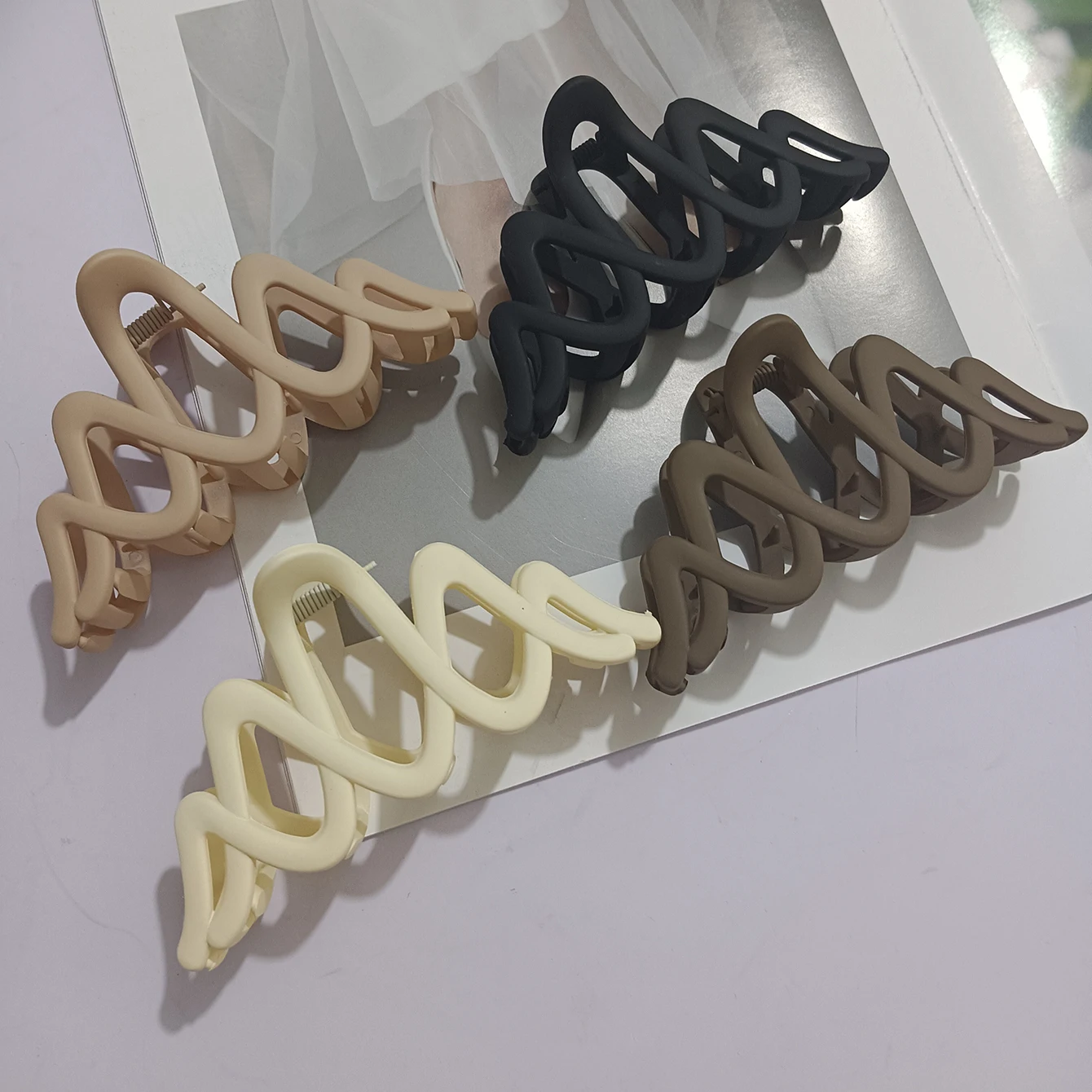 

The coffee color series wavy line hollow hair claw is used for the back of the head to dress and shape for the daily gathering