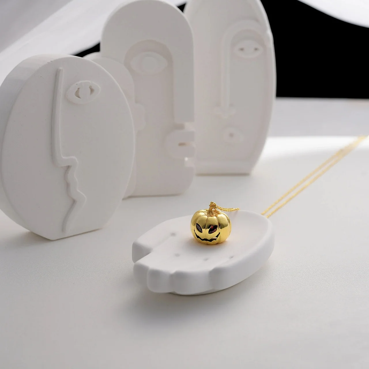 Trendy 18K Gold Plated Metal Holiday Necklace 3D Carved Pumpkin Face Pendant With Garnet Accent Halloween Choker Unisex Jewelry