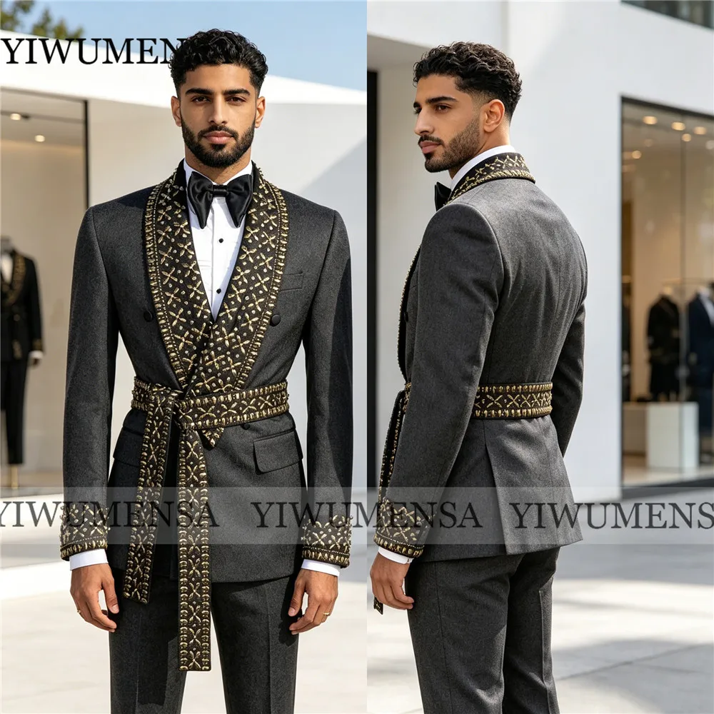 

Эксклюзивный серый мужской костюм с черной шалькой, индивидуальной вышивкой золотыми камнями, украшенный драгоценными камнями, свадебный смокинг для жениха, комплект из 2 предметов