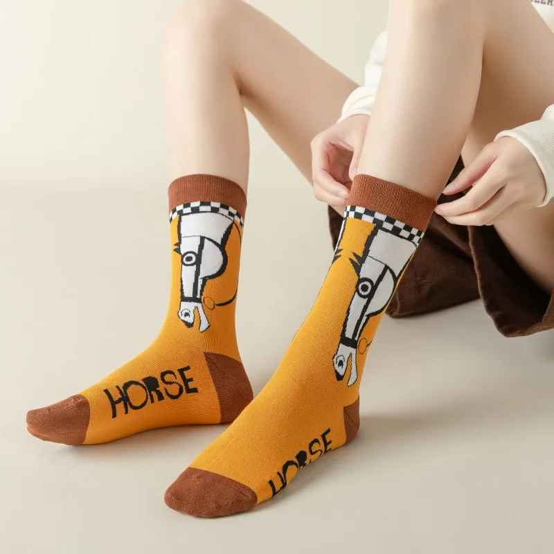 1/5 Pairs Frauen Pferd Druck Retro Mitte Rohr Baumwolle Socken Mode Street Style Schweiß Absorbieren Atmungsaktive Sport Freizeit Socken – Detail 4