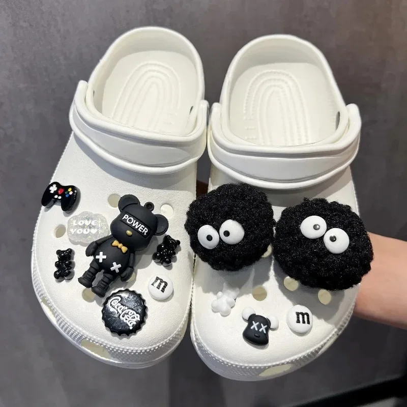 أبيض وأسود الدببة الجدة لطيف ثقب الأحذية سحر ABS زينة الأحذية أحذية رياضية النعال اكسسوارات الفتيات هدايا عيد الميلاد