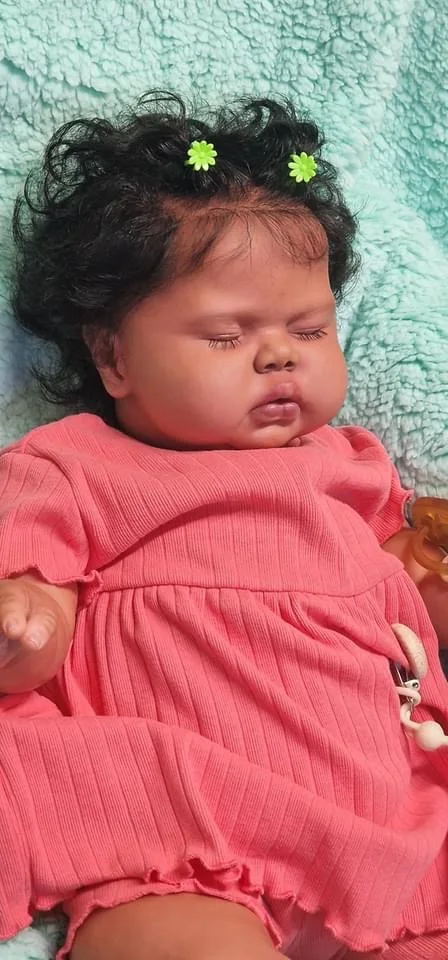 NPK 24 pulgadas pepinillo piel marrón oscuro traje similar tela cuerpo realista bebé recién nacido niño pelo enraizado a mano peluche bebé niña muñeca bebé