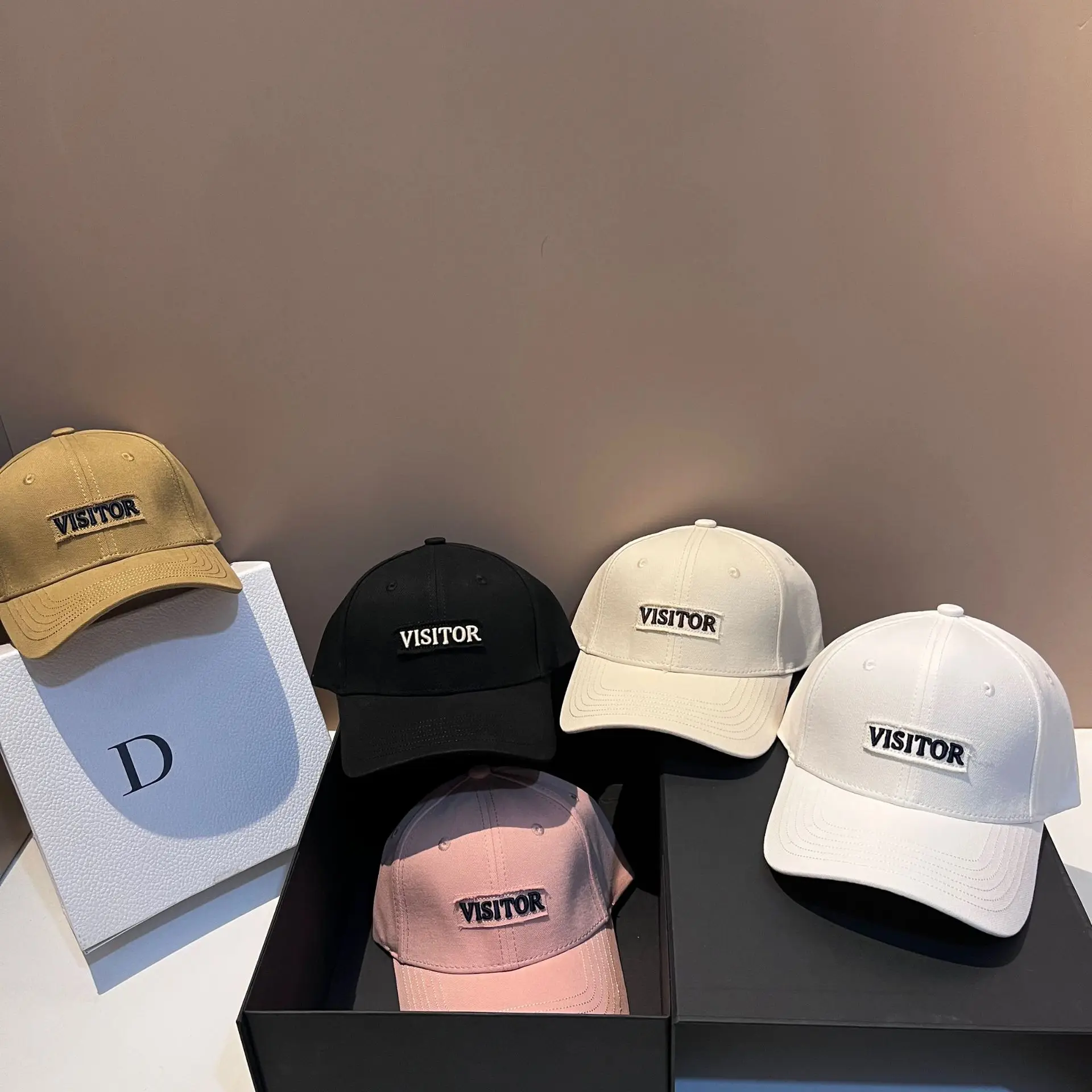 Luxuriöse Baseballmütze aus bestickter Baumwolle 2025, modisches Gesichtsbedeckungsdesign, altersätzende Outdoor-Sportmütze für Paare