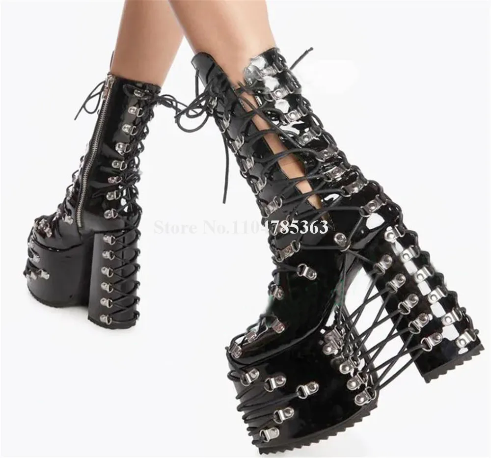 

Короткие ботинки на массивном каблуке с ремешками и металлическими пряжками, черные ботильоны из лакированной кожи с круглым носком на высокой платформе и толстом каблуке