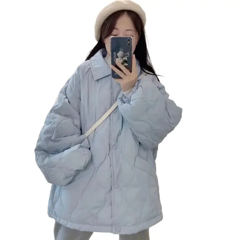 Ciepła, gruba kurtka bawełniana w stylu casual, luźny krój, wypełnienie z włókna poliestrowego, krótki rękaw, krój w kształcie litery A, kołnierz polo.