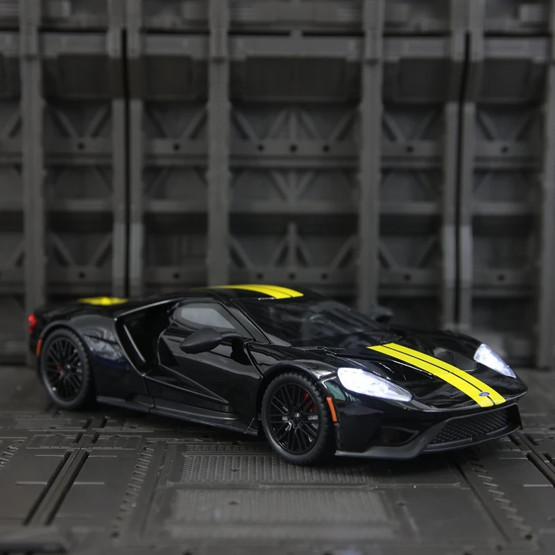 Model superauta Ford GT ze stopu metalu w skali 1:24, z otwieranymi drzwiami, maską silnika i bagażnikiem, z funkcjami dźwiękowymi i świetlnymi.