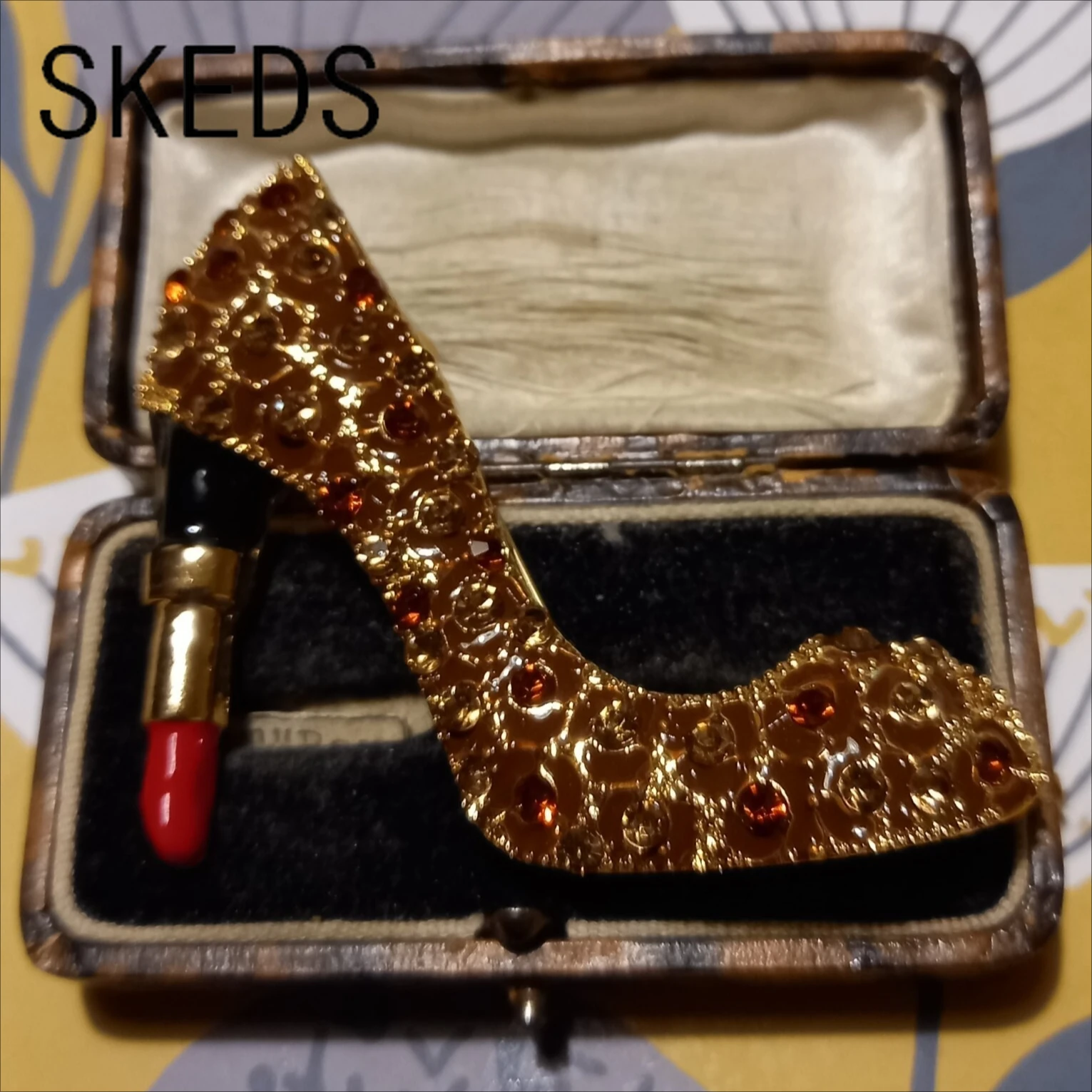 Unique Creative Lipstick High Heels Brooches for Women New Design Leopard Shoes Rhinestone Casual Brooch Pins Gifts Badges