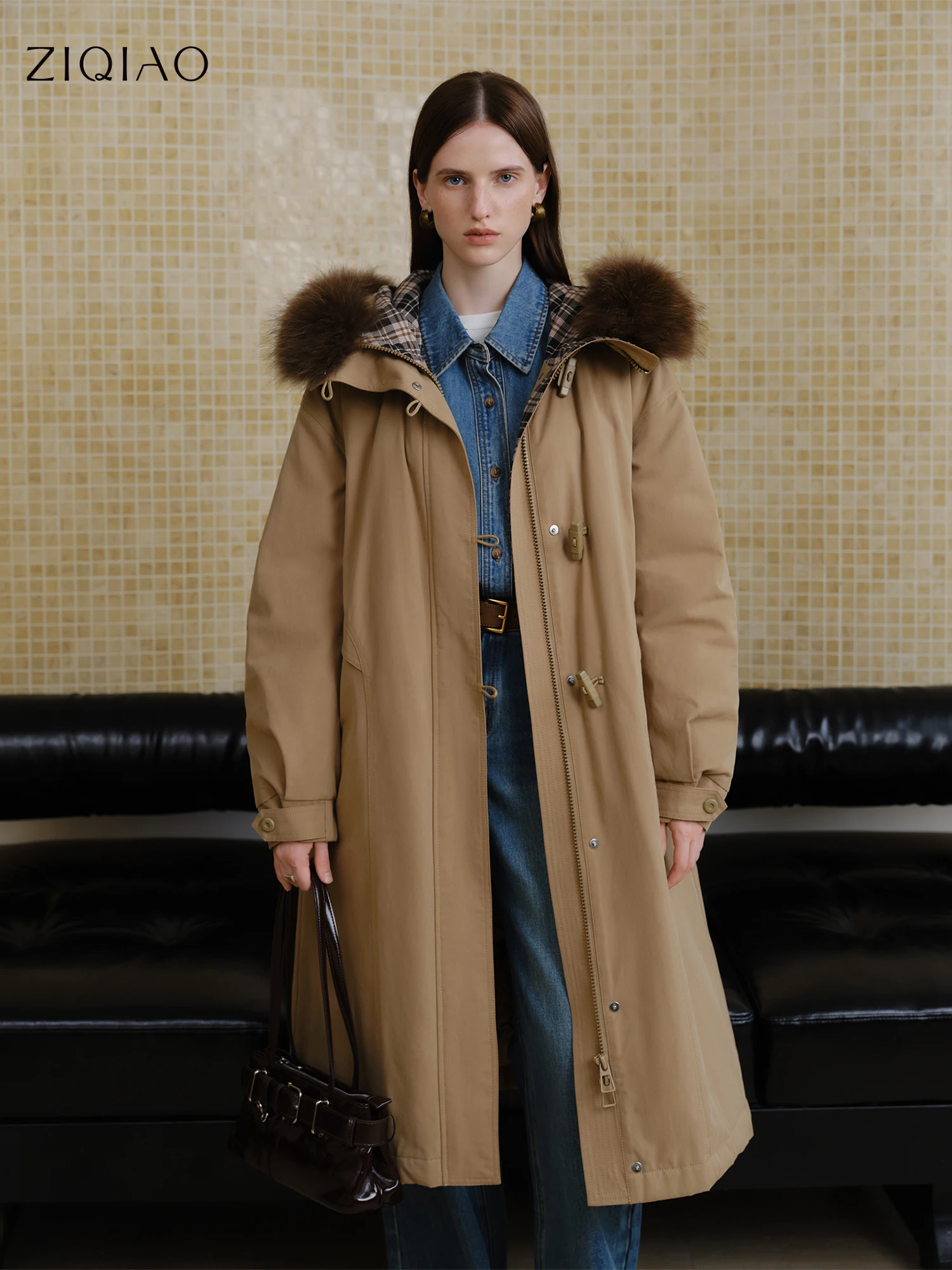 ZIQIAO ライトウォーム プチサイズ レディース レトロ フード付き ロング フェイクファー襟 パーカー ダウンジャケット 2025年冬新作 ロング ツーカラー コート