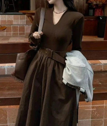 2025 Autumn New Fashionable Retro V-neck Solid Color Long Sleeved Dress with Feminine Temperament A-line Skirt