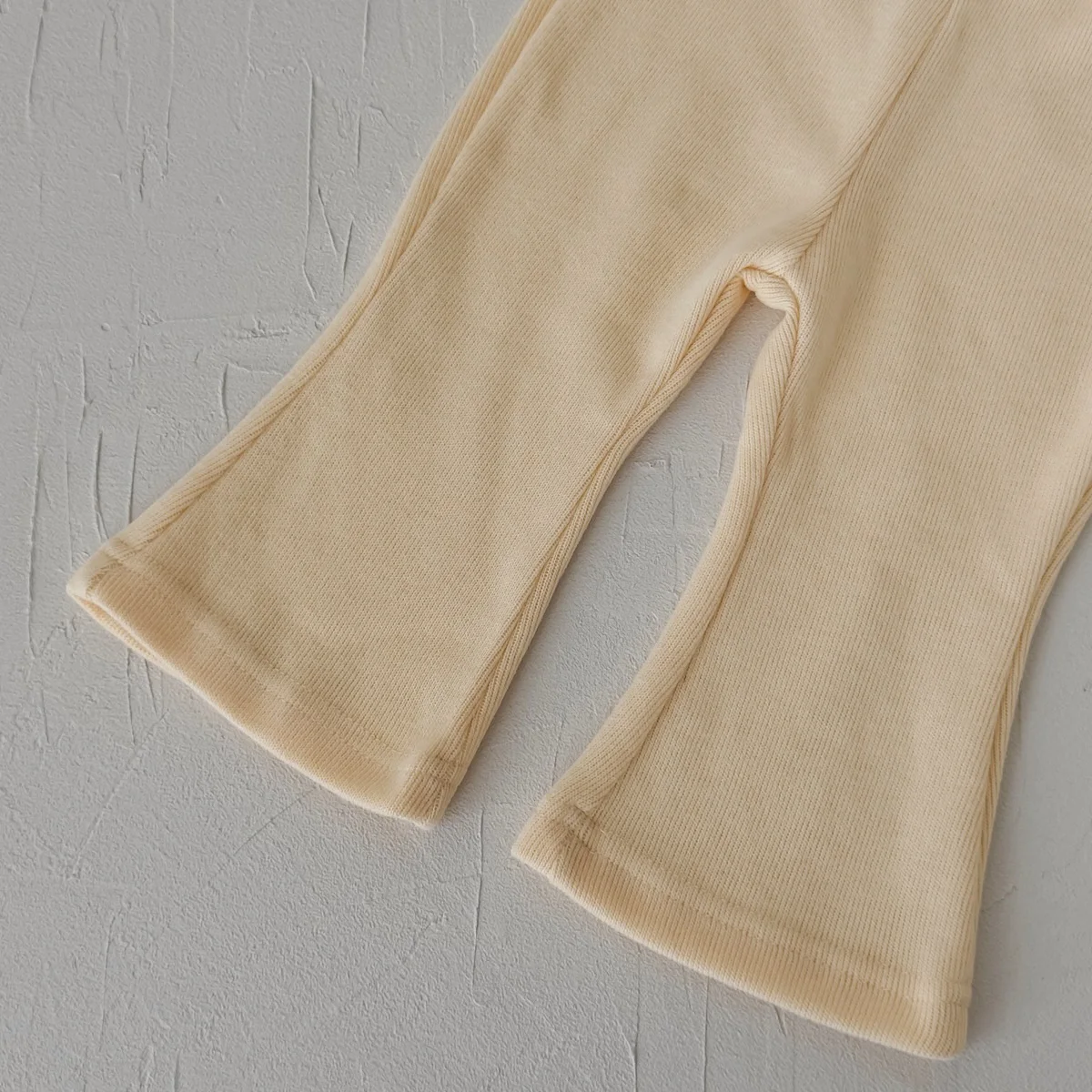 Ins-Style Kleinkind-Mädchen-Set mit gerippten Schlaghosen in Buttergelb, Blumen-Spitze und Peter-Pan-Kragen, Baby-Frühlingsoutfit – Detail 6