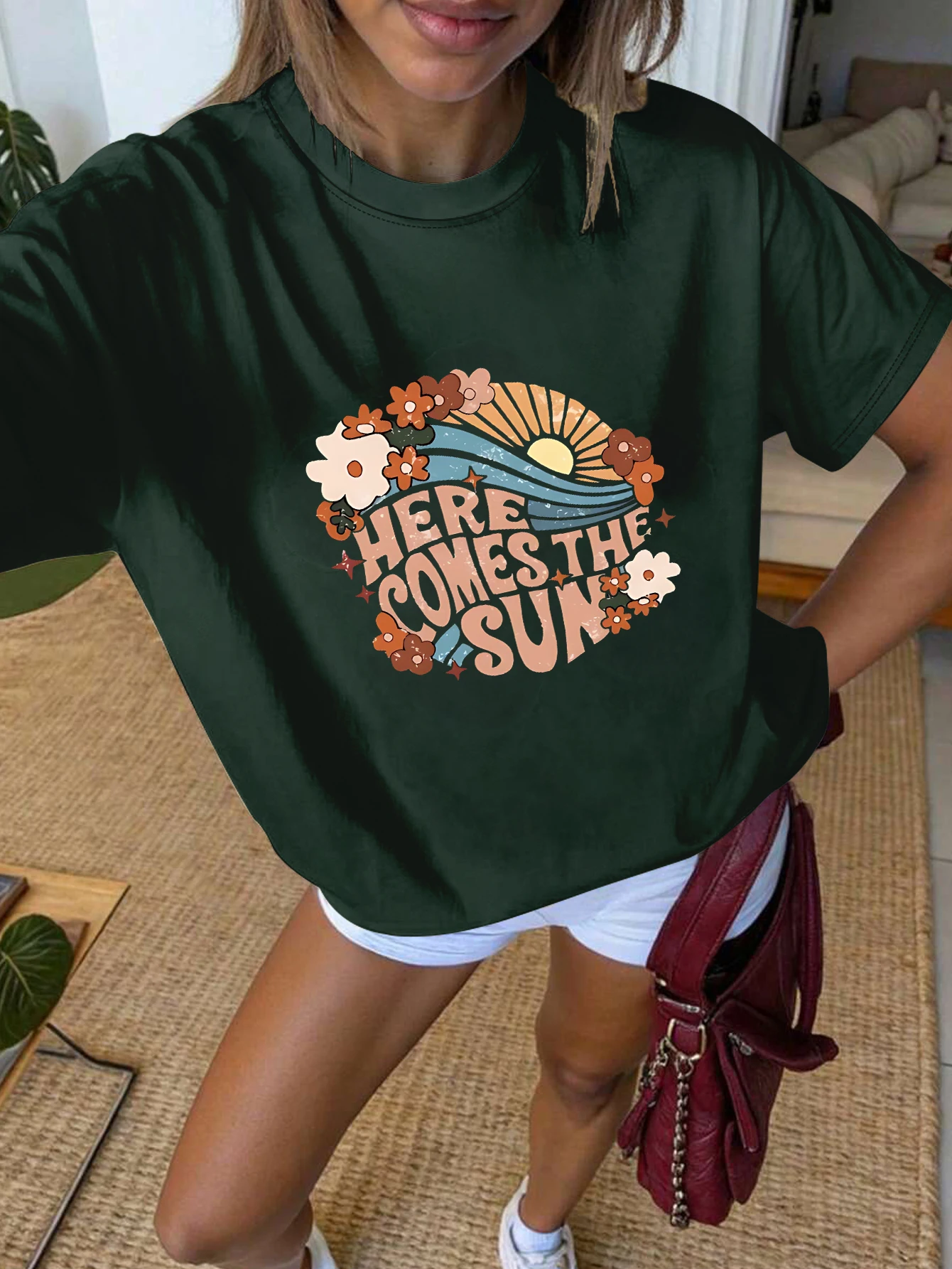 

Женская темно-зеленая футболка больших размеров с коротким рукавом, солнечный графический принт «HERE COMES THE SUN», позитивная и богемная летняя одежда