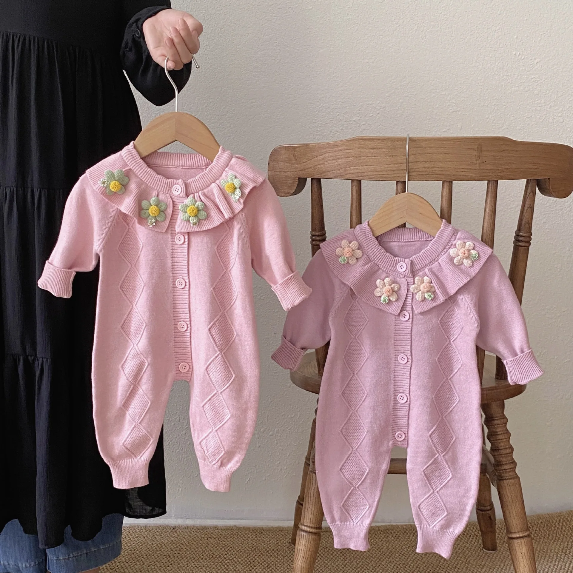 

Новинка осени/зимы, стильный детский трехмерный комплект с цветочным узором для маленьких девочек, милый вязаный комплект со шапкой, одежда для скалолазания для новорожденных