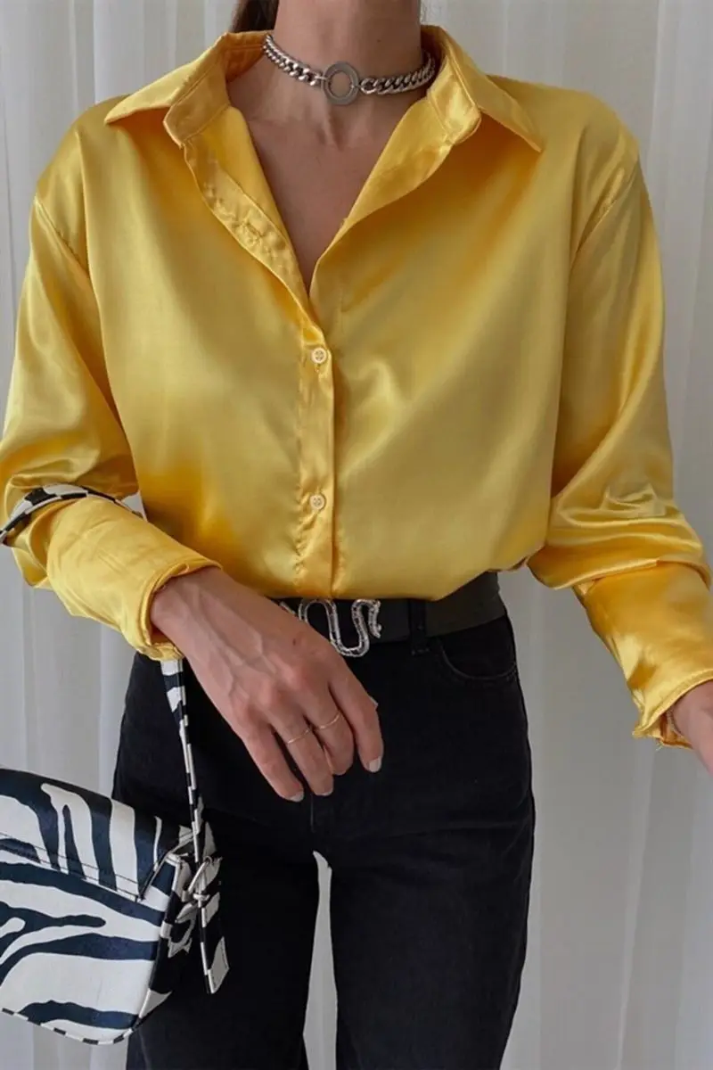 Kemeja Wanita Kuning Satin Kebesaran