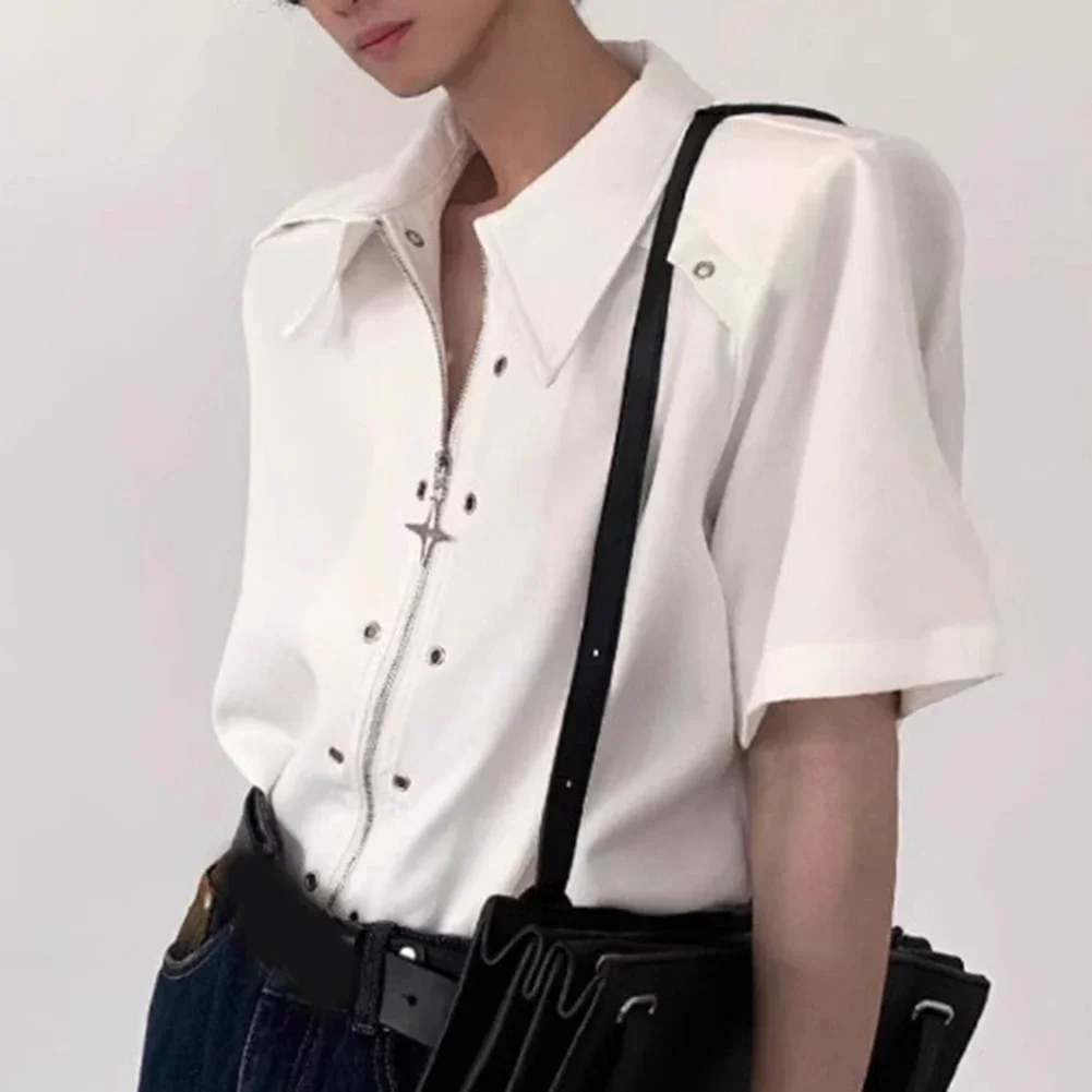 Camisas de manga corta con hombreras y hebilla de metal deconstruidas para hombre Tops de moda