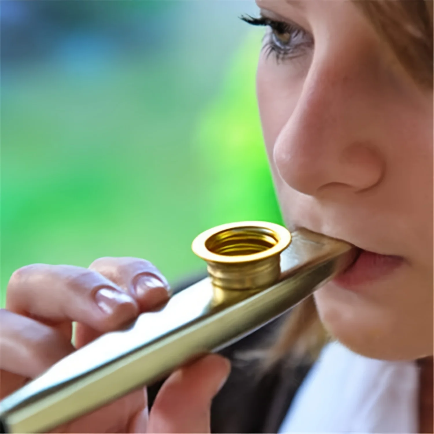 Metall-Kazoo mit 5 zusätzlichen Membranen. Ein Begleiter für das Pfeifeninstrument, das Flötenmembran und die Gitarre.
