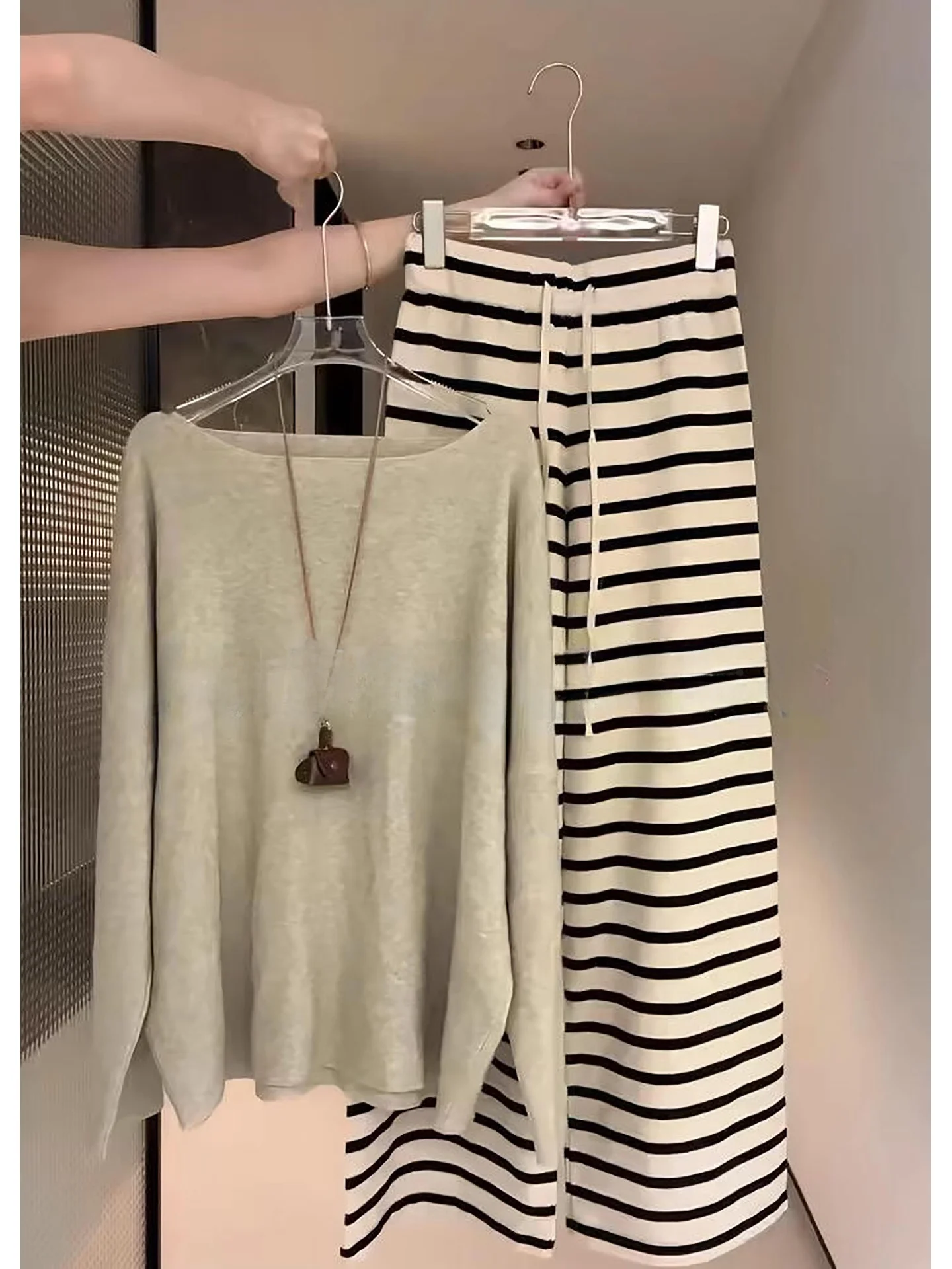 

Осенняя корейская футболка Pure Sle oulder Bared ort Sve, полосатые широкие брюки с высокой талией, женский модный комплект, костюм из двух предметов