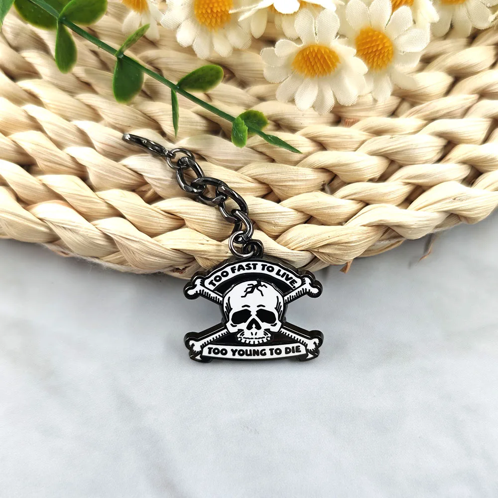 Zu schnell, um zu leben, zu jung, um zu sterben Schlüsselanhänger Vintage Punk Rock Totenkopf Kreuzbeine Metall Schlüsselring Gothic Taschen- und Autoanhänger Geschenk – Detail 7