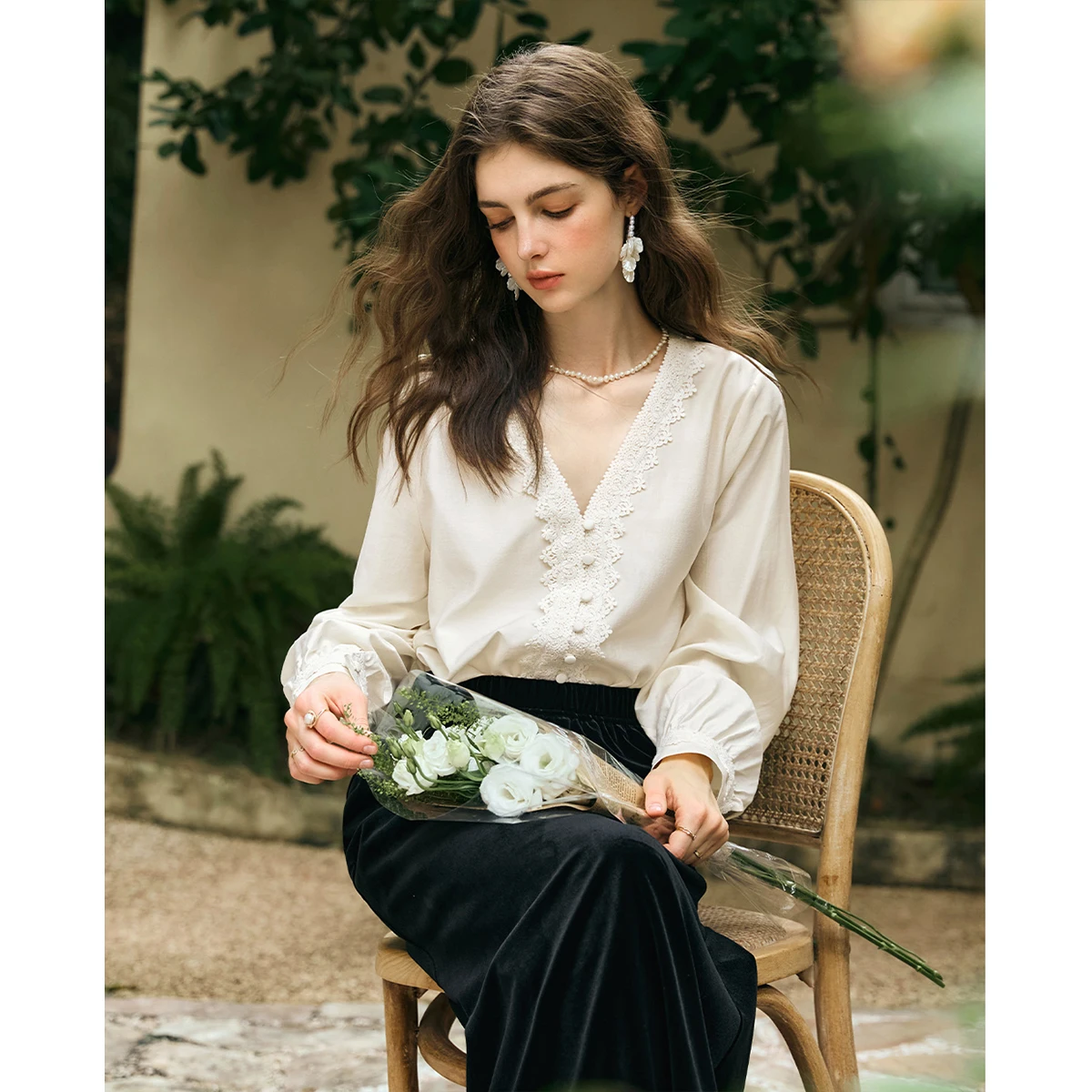 

OLrain французская рубашка с v-образным вырезом, женская осень 2023, новая темпераментная блузка с кружевной вставкой, однотонная женская одежда с длинными рукавами N57CC95639