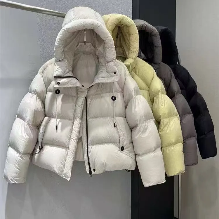 

Новая корейская версия 2025 года: женская короткая модная дутая куртка с капюшоном и шнурком, на белом утином пуху, трендовая