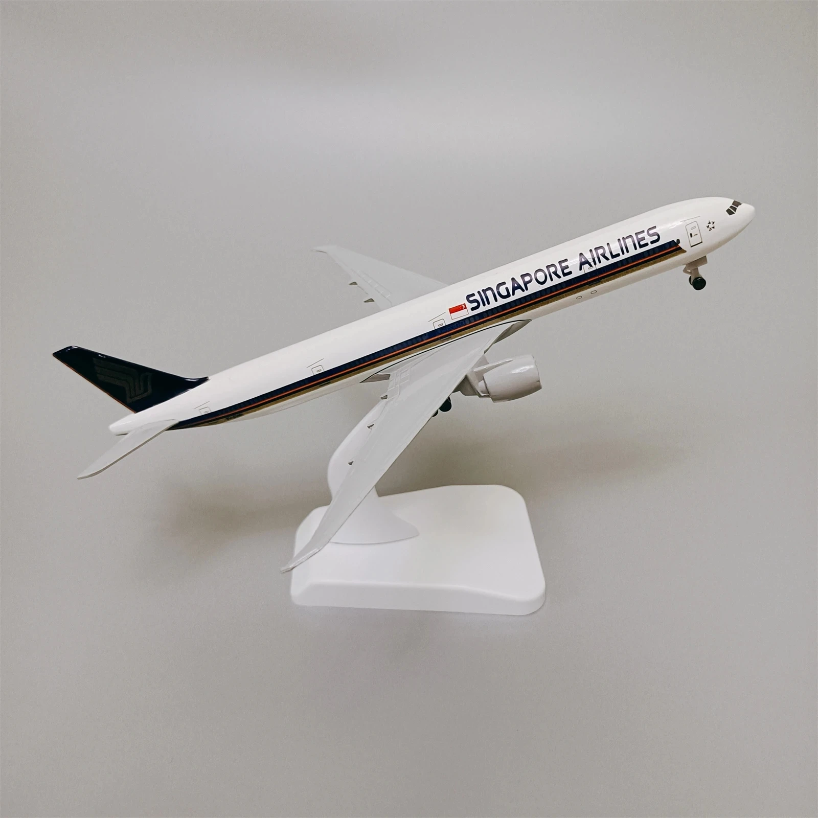 

B777 Singapore Airlines Модель самолета 20 см Имитация модели самолета Коллекция орнаментов Сувенир Дисплей Украшение Игрушка