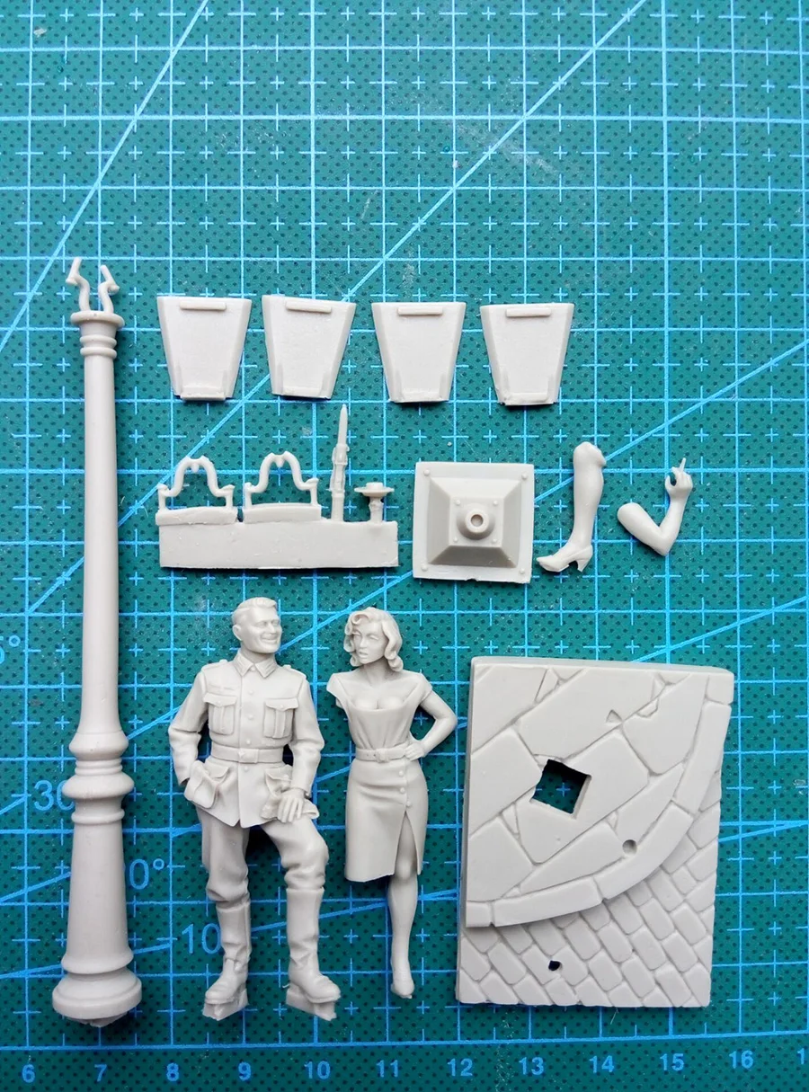 1:32 Scale Die-casting Resin Assembling Mold Resin Actress and Officer Hand-painted White Mold To Assemble The Model