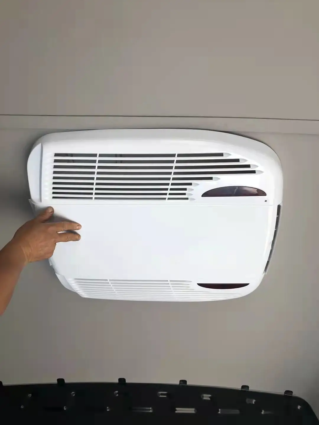 Rv Truck Cab 12v/24V DC Car Parking Cooler Rooftop Portable Air Conditioner For Campervan view 5