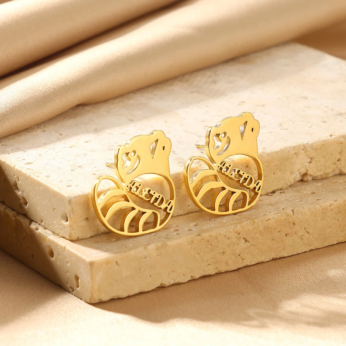 

Индивидуальные серьги-гвоздики с именем панды для женщин, золотые серьги-гвоздики из нержавеющей стали с буквами, вечерние ювелирные изделия для домашних животных, подарки