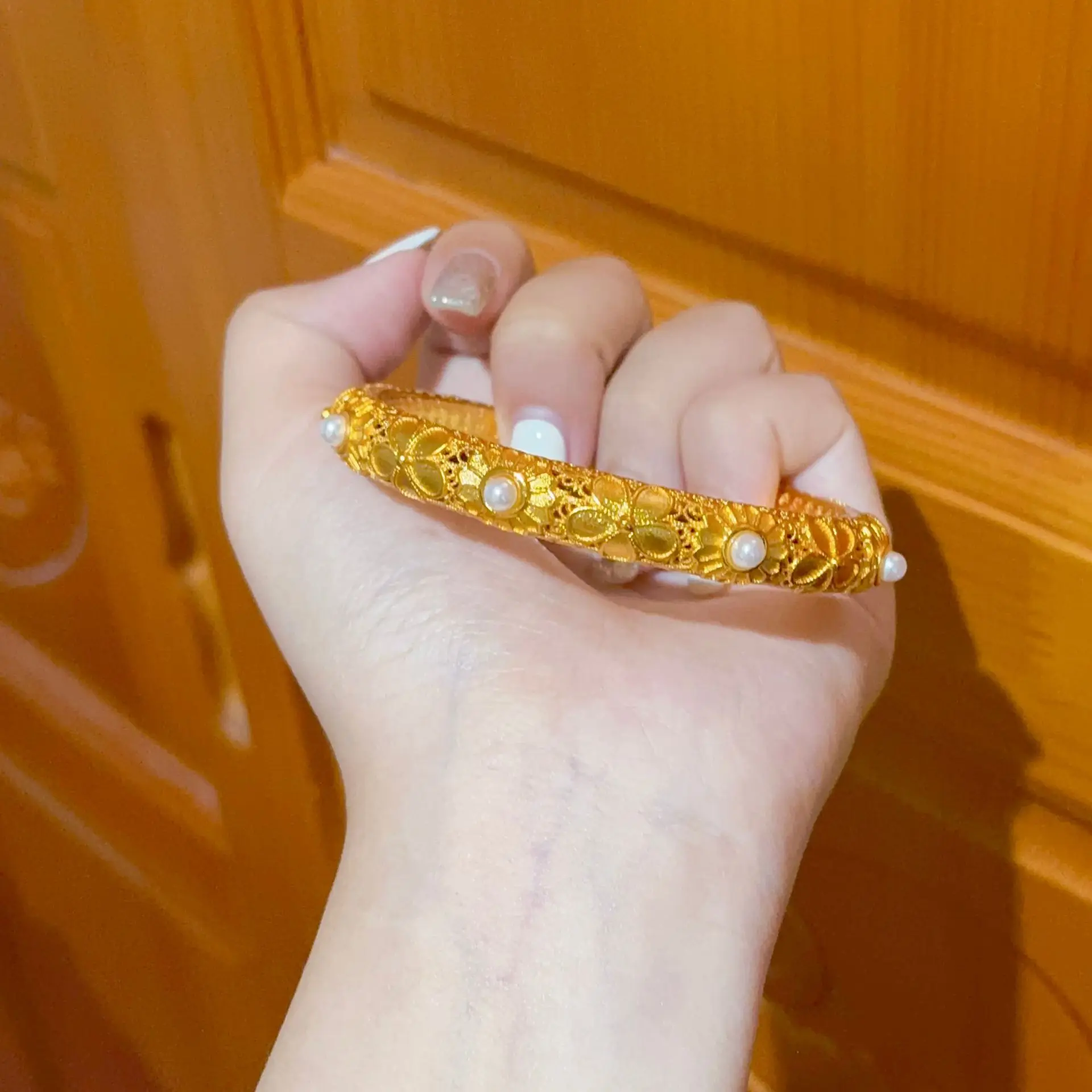 

Роскошный женский браслет из чистого золота 24K 9999 пробы с микроинкрустацией жемчугом и ажурным узором «Цветок персика»