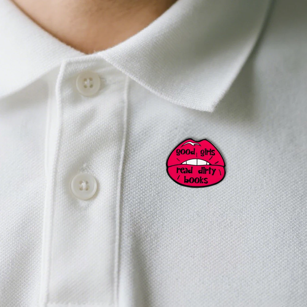 Brosche „Gute Mädchen lesen Bücher“, personalisierte Brosche mit rotem Lippen-Slogan, englischer humorvoller Satz, Emaille-Anstecknadel, modisches Accessoire, Geschenk – Detail 7