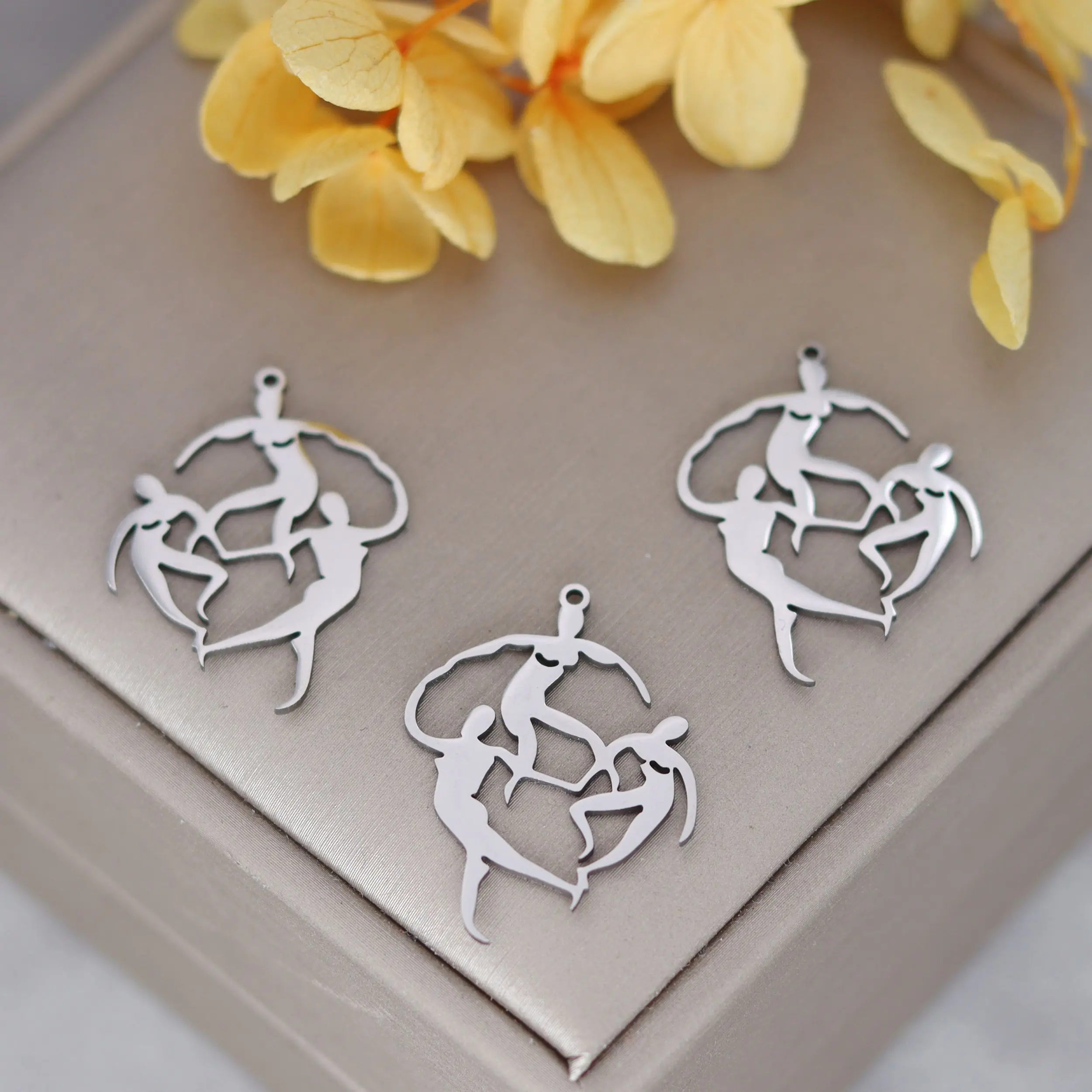 3pcs diy Accessories Geometry Human Hand in Hand Unity Stainless Steel Charms for Jewelry Making Necklace Bracelets Pendant Bulk